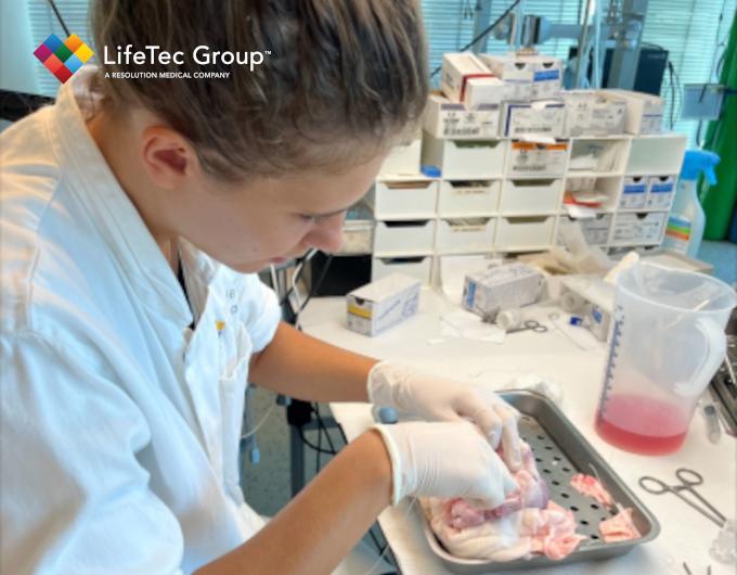 webimage rebecca working with tissue